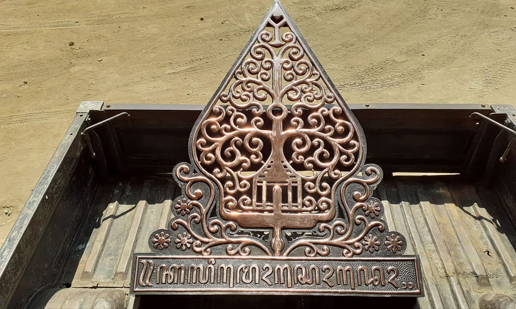 Gunungan wayang ukir tembaga